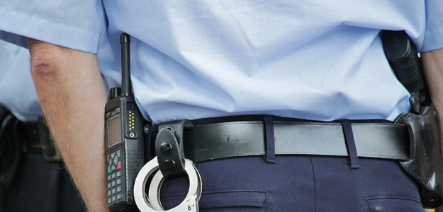 vročanje odločb o karanteni po novem v pristojnosti policistov