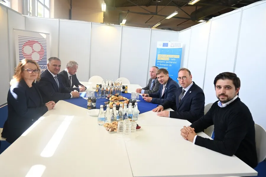POLITIKA NA MOS
