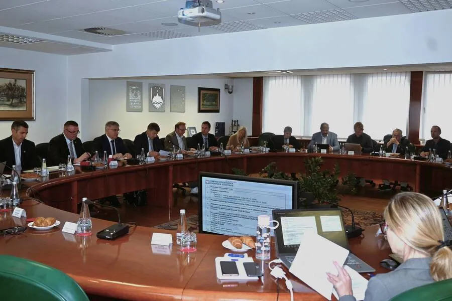 BRANIMO UKREPE, NE POLITIKE